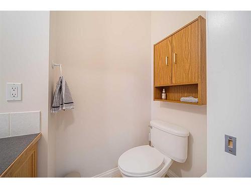 12 Royal Manor Nw, Calgary, AB - Indoor Photo Showing Bathroom