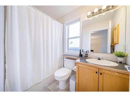 12 Royal Manor Nw, Calgary, AB - Indoor Photo Showing Bathroom