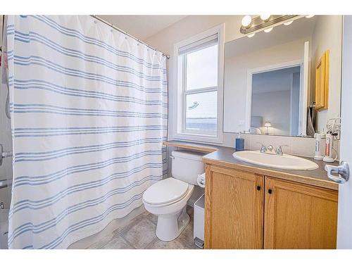 12 Royal Manor Nw, Calgary, AB - Indoor Photo Showing Bathroom