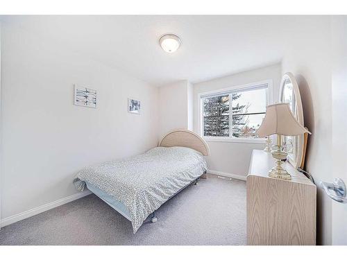 12 Royal Manor Nw, Calgary, AB - Indoor Photo Showing Bedroom