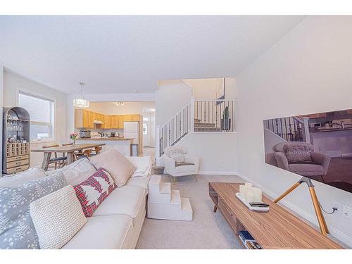 12 Royal Manor Nw, Calgary, AB - Indoor Photo Showing Living Room