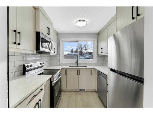 13-6440 4 Street Nw, Calgary, AB - Indoor Photo Showing Kitchen