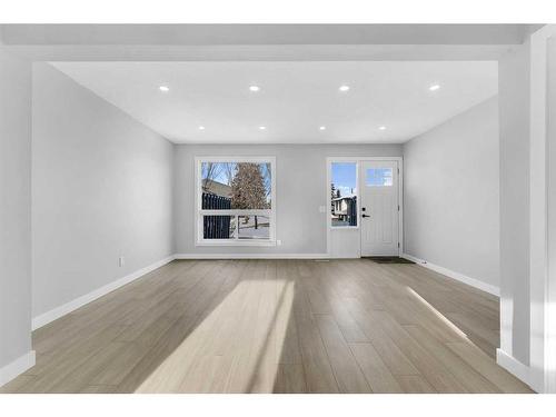 13-6440 4 Street Nw, Calgary, AB - Indoor Photo Showing Living Room