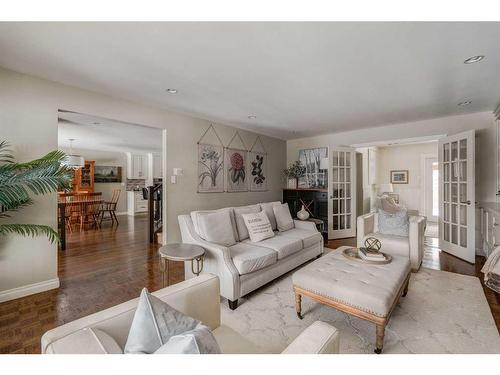 919 Kerfoot Crescent Sw, Calgary, AB - Indoor Photo Showing Living Room