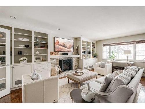 919 Kerfoot Crescent Sw, Calgary, AB - Indoor Photo Showing Living Room