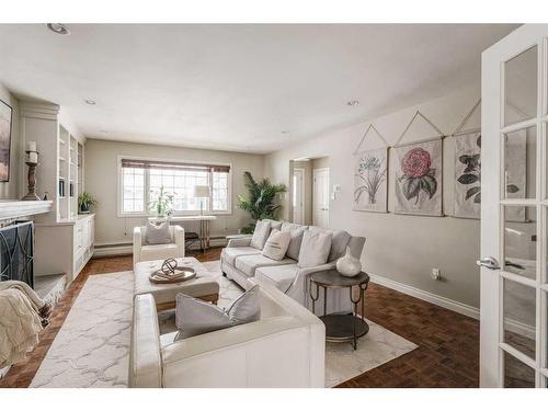 919 Kerfoot Crescent Sw, Calgary, AB - Indoor Photo Showing Living Room