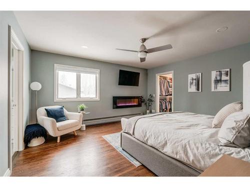 919 Kerfoot Crescent Sw, Calgary, AB - Indoor Photo Showing Bedroom