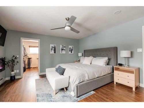 919 Kerfoot Crescent Sw, Calgary, AB - Indoor Photo Showing Bedroom