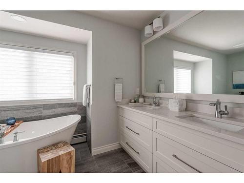 919 Kerfoot Crescent Sw, Calgary, AB - Indoor Photo Showing Bathroom