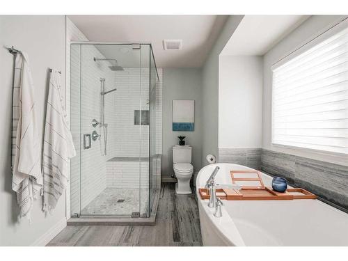 919 Kerfoot Crescent Sw, Calgary, AB - Indoor Photo Showing Bathroom