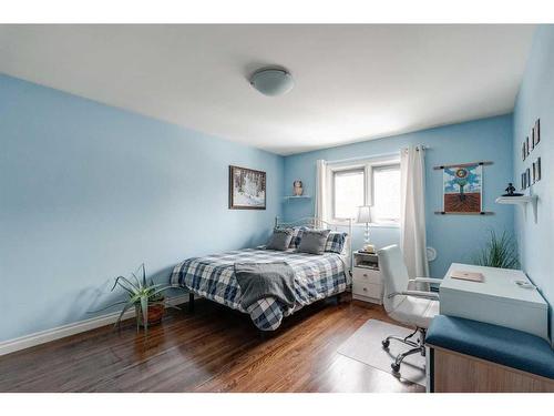 919 Kerfoot Crescent Sw, Calgary, AB - Indoor Photo Showing Bedroom