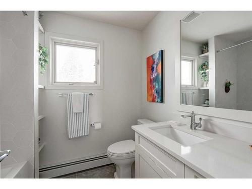 919 Kerfoot Crescent Sw, Calgary, AB - Indoor Photo Showing Bathroom