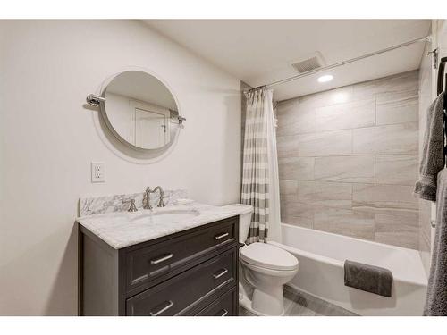 919 Kerfoot Crescent Sw, Calgary, AB - Indoor Photo Showing Bathroom