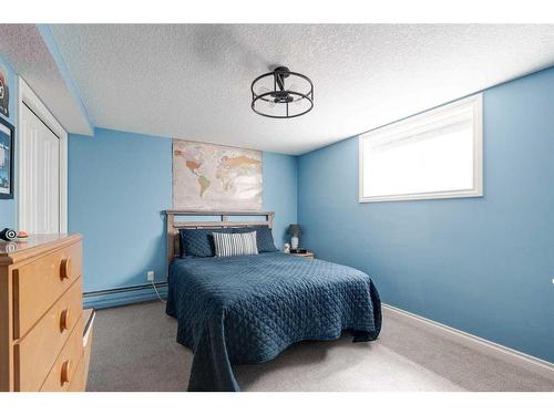 919 Kerfoot Crescent Sw, Calgary, AB - Indoor Photo Showing Bedroom