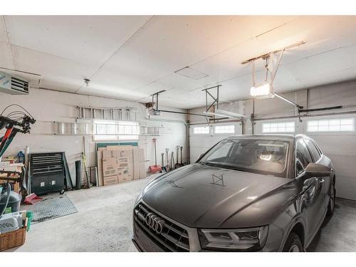 919 Kerfoot Crescent Sw, Calgary, AB - Indoor Photo Showing Garage