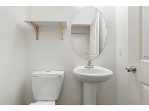 118 Copperpond Landing Se, Calgary, AB - Indoor Photo Showing Bathroom