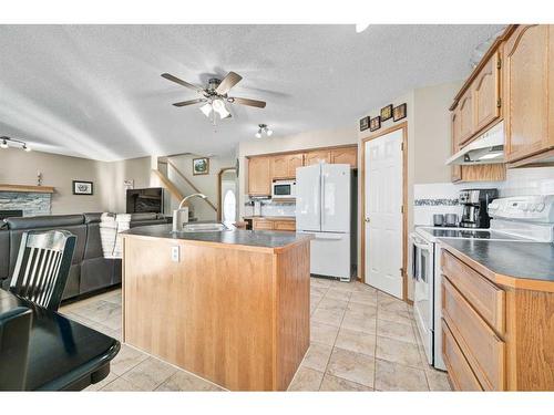 152 Del Ray Close Ne, Calgary, AB - Indoor Photo Showing Kitchen