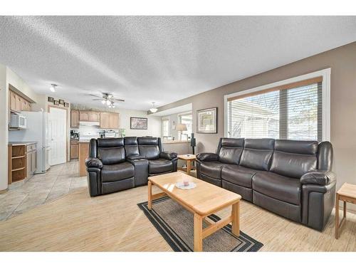 152 Del Ray Close Ne, Calgary, AB - Indoor Photo Showing Living Room