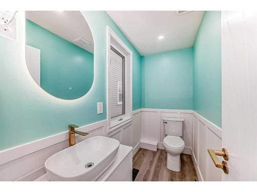 2210 15A Street Se, Calgary, AB - Indoor Photo Showing Bathroom