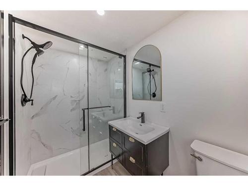 2210 15A Street Se, Calgary, AB - Indoor Photo Showing Bathroom