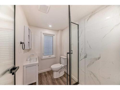 2210 15A Street Se, Calgary, AB - Indoor Photo Showing Bathroom