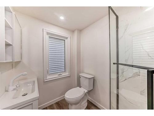 2210 15A Street Se, Calgary, AB - Indoor Photo Showing Bathroom