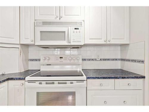 1201-7451 Springbank Boulevard Sw, Calgary, AB - Indoor Photo Showing Kitchen