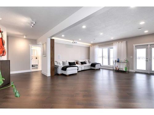 702 Fairways Drive, Vulcan, AB - Indoor Photo Showing Living Room