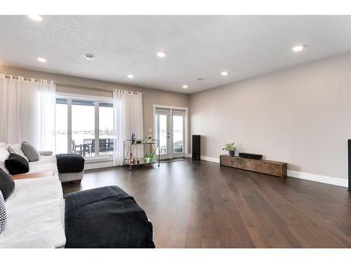 702 Fairways Drive, Vulcan, AB - Indoor Photo Showing Living Room