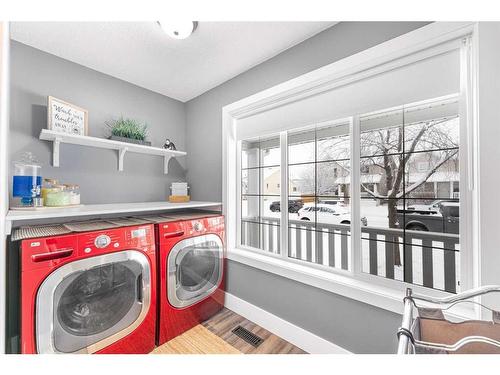 215 West Creek Close, Chestermere, AB - Indoor Photo Showing Laundry Room