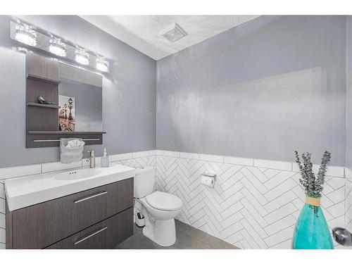 215 West Creek Close, Chestermere, AB - Indoor Photo Showing Bathroom