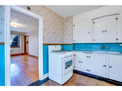 223 12 Avenue Ne, Calgary, AB - Indoor Photo Showing Kitchen