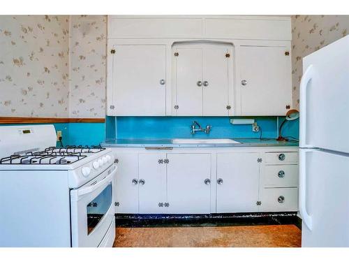 223 12 Avenue Ne, Calgary, AB - Indoor Photo Showing Kitchen