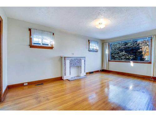 223 12 Avenue Ne, Calgary, AB - Indoor Photo Showing Living Room