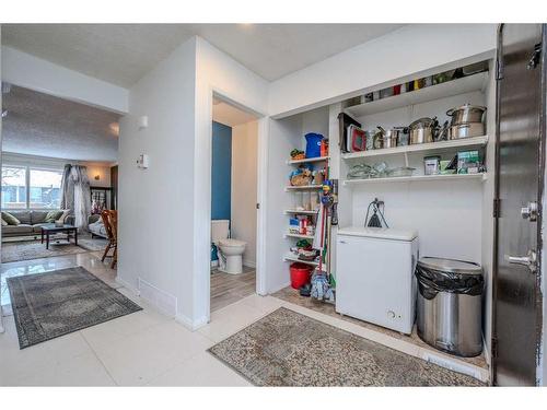 456 Cannington Close Sw, Calgary, AB - Indoor