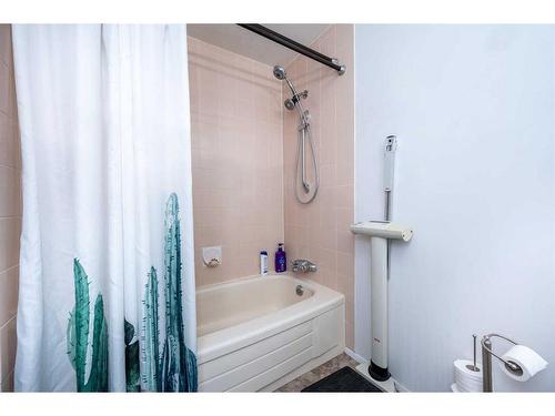 456 Cannington Close Sw, Calgary, AB - Indoor Photo Showing Bathroom