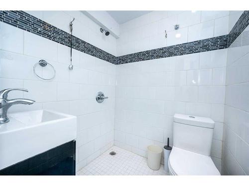 456 Cannington Close Sw, Calgary, AB - Indoor Photo Showing Bathroom