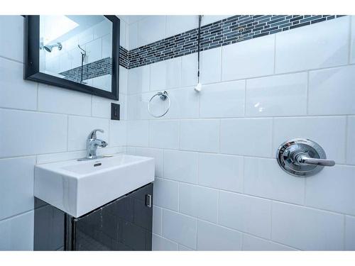 456 Cannington Close Sw, Calgary, AB - Indoor Photo Showing Bathroom