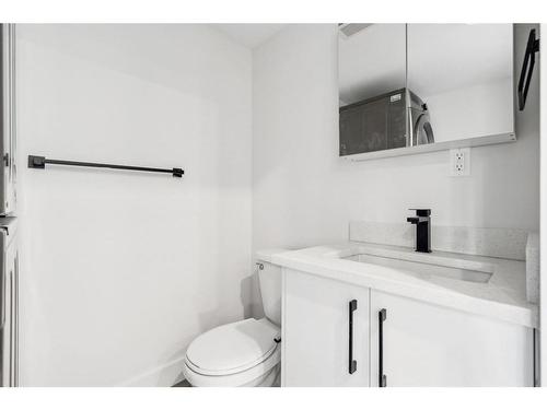 3006 15 Avenue Sw, Calgary, AB - Indoor Photo Showing Bathroom