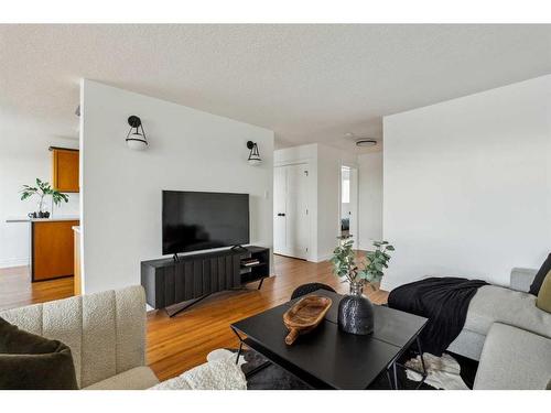 35-4915 8 Street Sw, Calgary, AB - Indoor Photo Showing Living Room