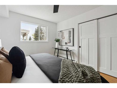 35-4915 8 Street Sw, Calgary, AB - Indoor Photo Showing Bedroom