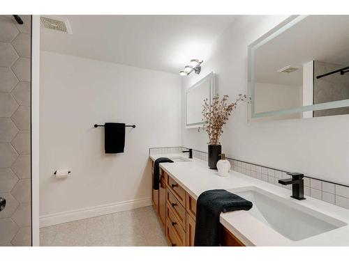 35-4915 8 Street Sw, Calgary, AB - Indoor Photo Showing Bathroom