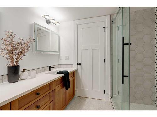 35-4915 8 Street Sw, Calgary, AB - Indoor Photo Showing Bathroom