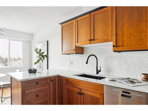 35-4915 8 Street Sw, Calgary, AB - Indoor Photo Showing Kitchen