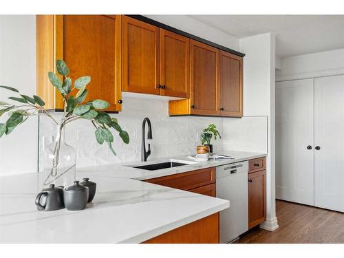 35-4915 8 Street Sw, Calgary, AB - Indoor Photo Showing Kitchen