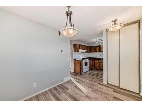 5-4360 58 Street Ne, Calgary, AB - Indoor Photo Showing Kitchen