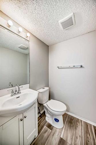 5-4360 58 Street Ne, Calgary, AB - Indoor Photo Showing Bathroom