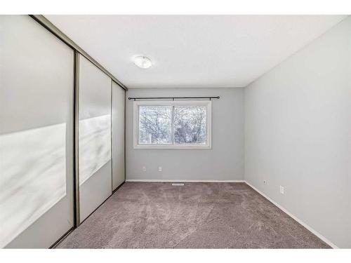 5-4360 58 Street Ne, Calgary, AB - Indoor Photo Showing Other Room