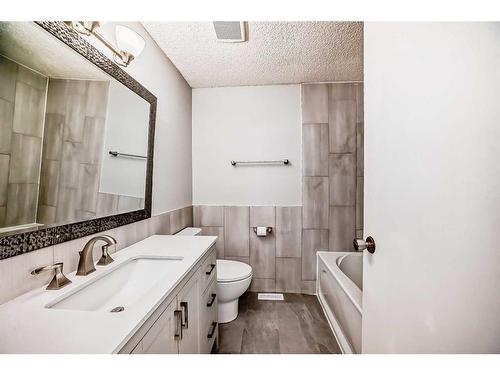 5-4360 58 Street Ne, Calgary, AB - Indoor Photo Showing Bathroom