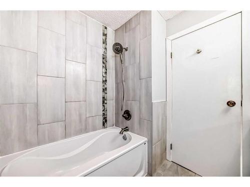 5-4360 58 Street Ne, Calgary, AB - Indoor Photo Showing Bathroom